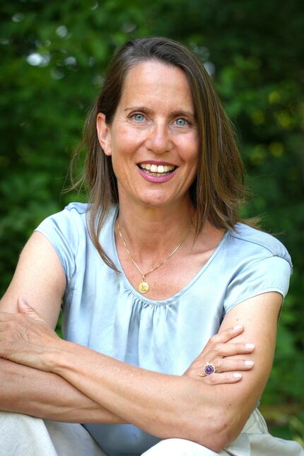 «Wir möchten an diesem Anlass gemeinsam Lösungsansätze finden, wie wir zu mehr ökologisch wertvollem Gebäudegrün kommen – das Potenzial ist riesig.»  Bettina Walch, Mitinhaberin Plan Biodivers und Moderatorin am Jubiläumsanlass. (Foto: zVg)